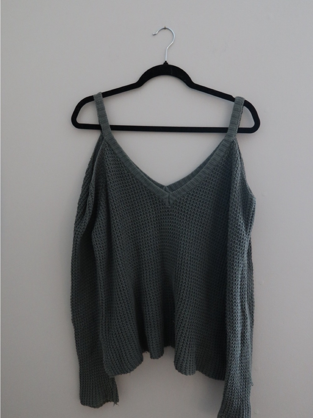 La Hearts Cold-Shoulder Knit Sweater in Slate Gray